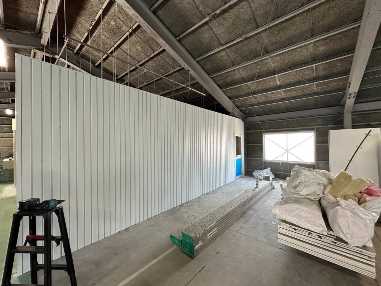 工場室内板金貼り